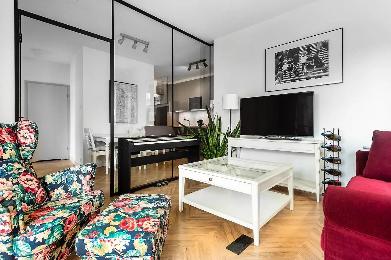Charming Apt Close To The Center Warsaw Apartment